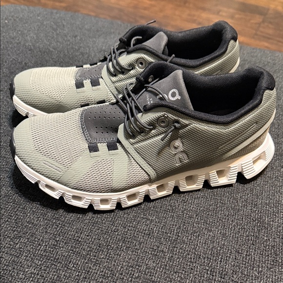 On Running Athletic Shoes in Gray and Black - Picture 4 of 11